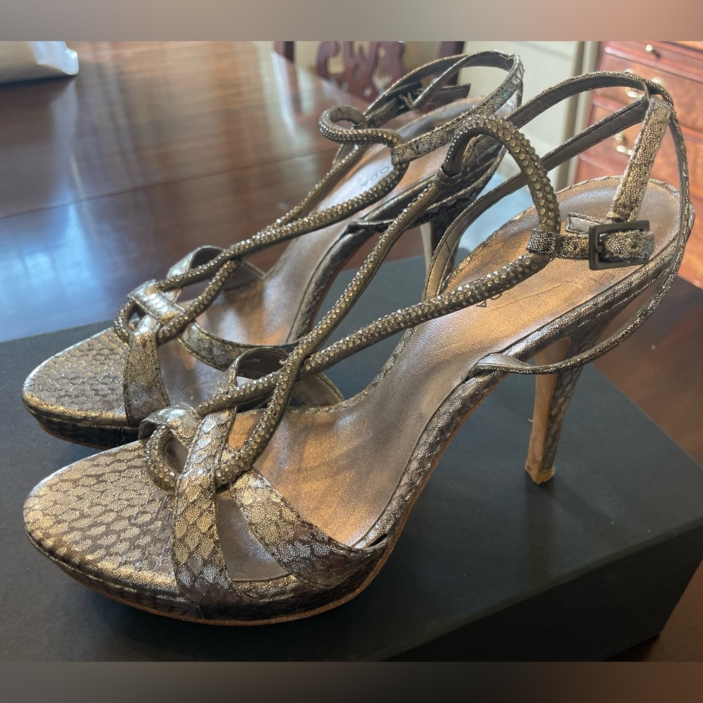 Women’s Pelle Moda heel.  Fabulous for the holidays! Worn once!